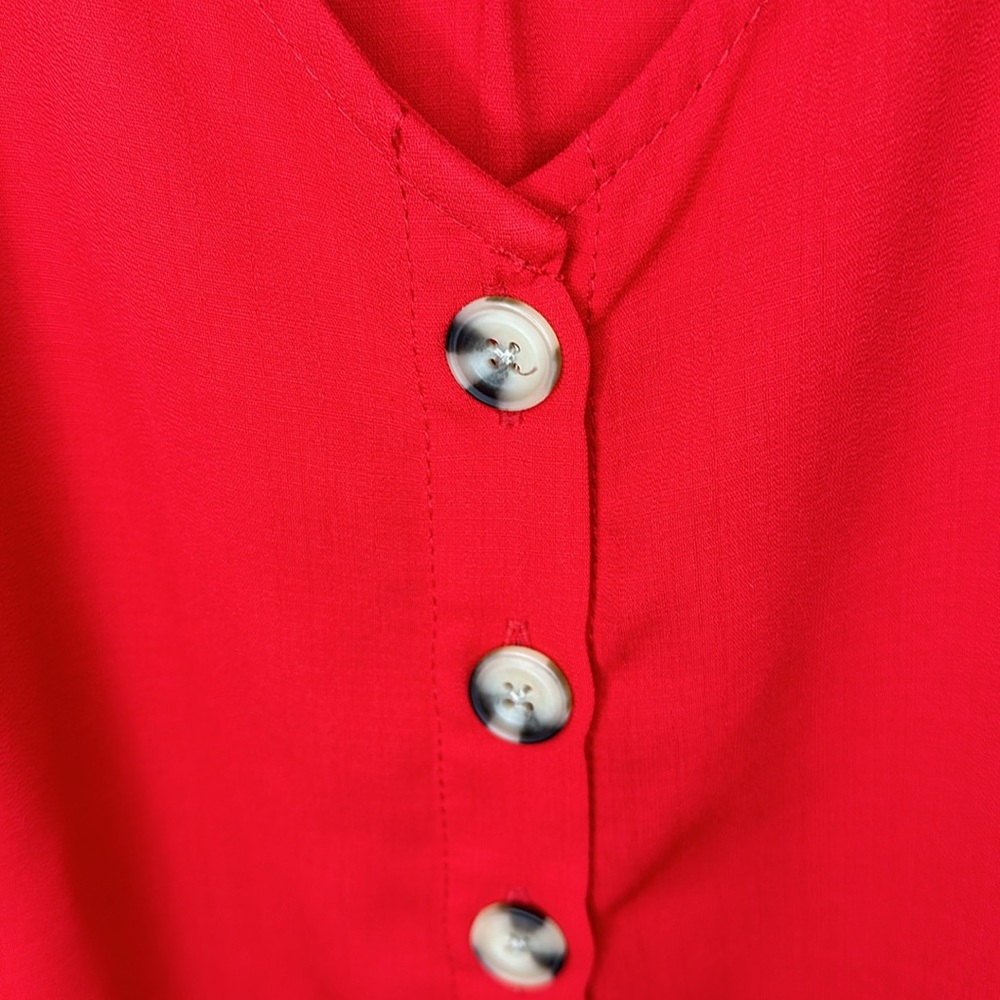 Red button front top - Picture 3 of 6